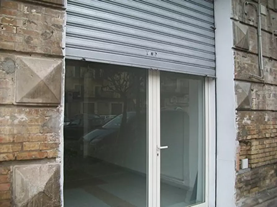Immagine 12 di Locale commerciale in affitto  in PIAZZA GARIBALDI a Lanciano