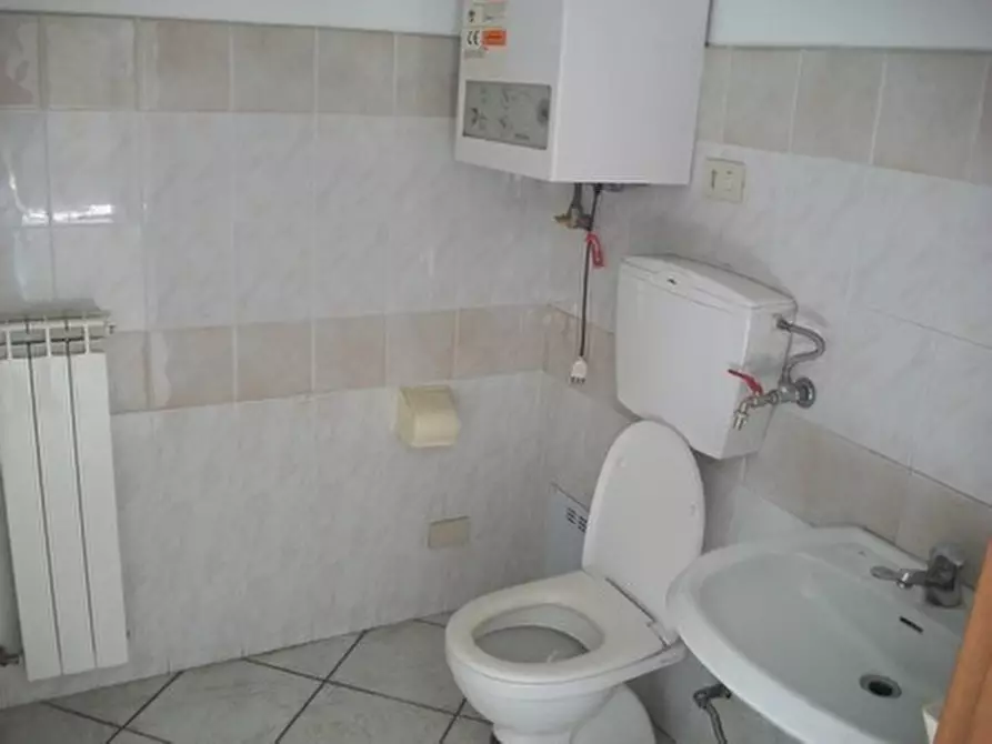 Immagine 15 di Locale commerciale in affitto  in VIA I.SILONE a Lanciano