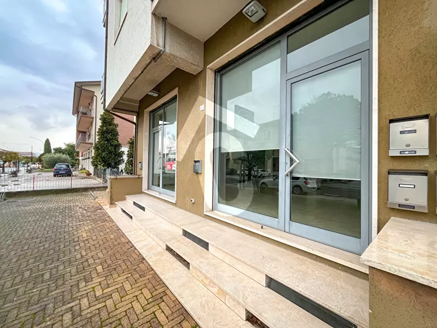 Immagine 3 di Locale commerciale in vendita  a Maiolati Spontini