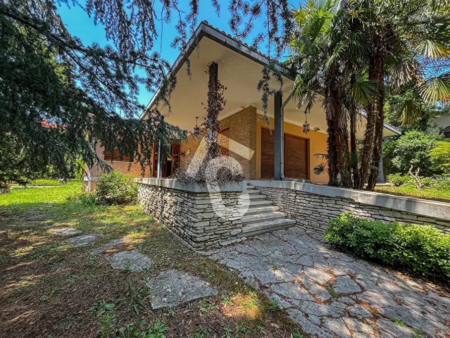 Immagine 1 di Villa in vendita  a Jesi