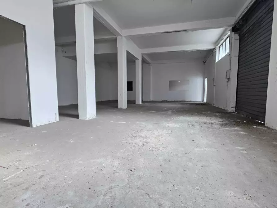 Immagine 11 di Locale commerciale in vendita  a Tremestieri Etneo