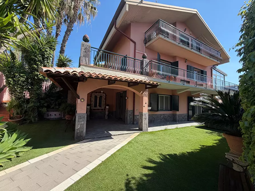 Immagine 1 di Villa in vendita  a Sant'agata Li Battiati