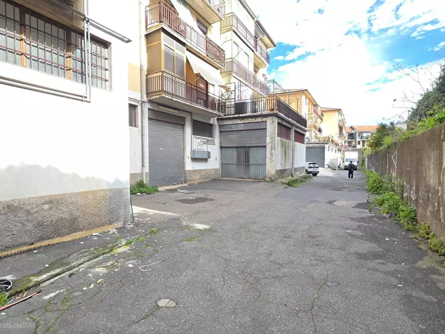 Immagine 3 di Locale commerciale in vendita  a Tremestieri Etneo
