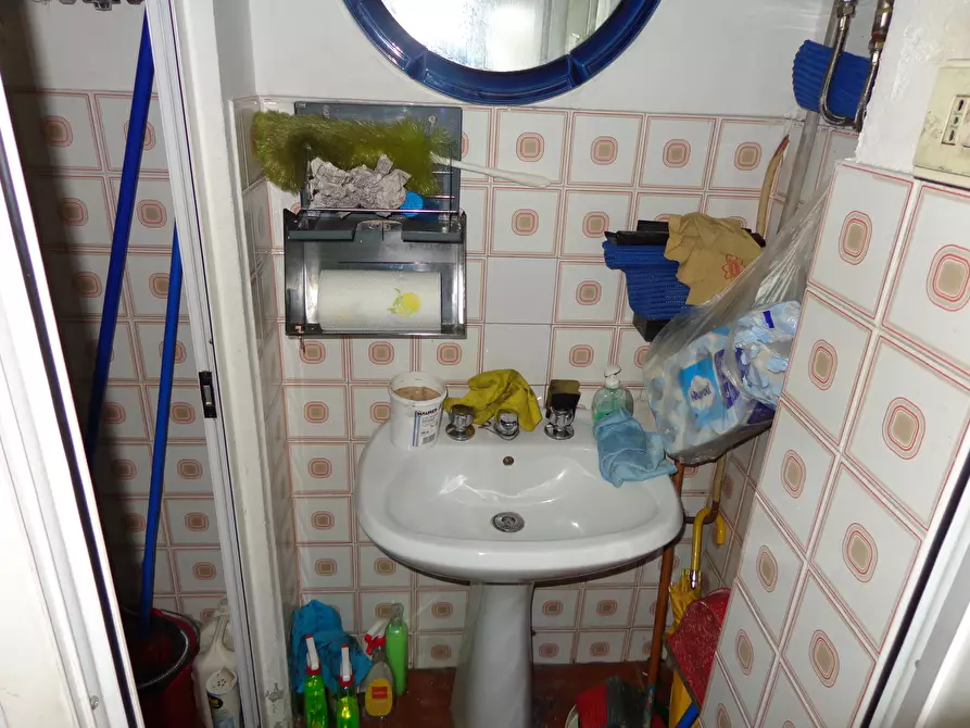 Immagine 12 di Locale commerciale in vendita  in Via Tullio Molteni 7R 9R a Genova