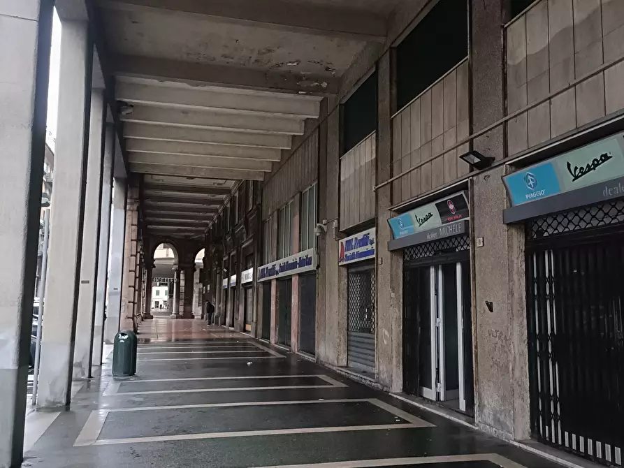 Immagine 34 di Locale commerciale in vendita  in Via Tullio Molteni 7R 9R a Genova