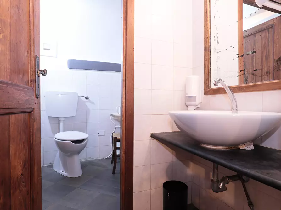 Immagine 12 di Locale commerciale in vendita  in Via di San Bernardo a Genova