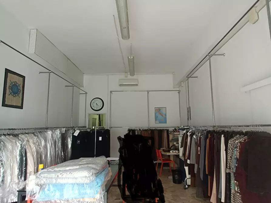Immagine 30 di Locale commerciale in vendita  in Via dei Platani 35 R a Genova