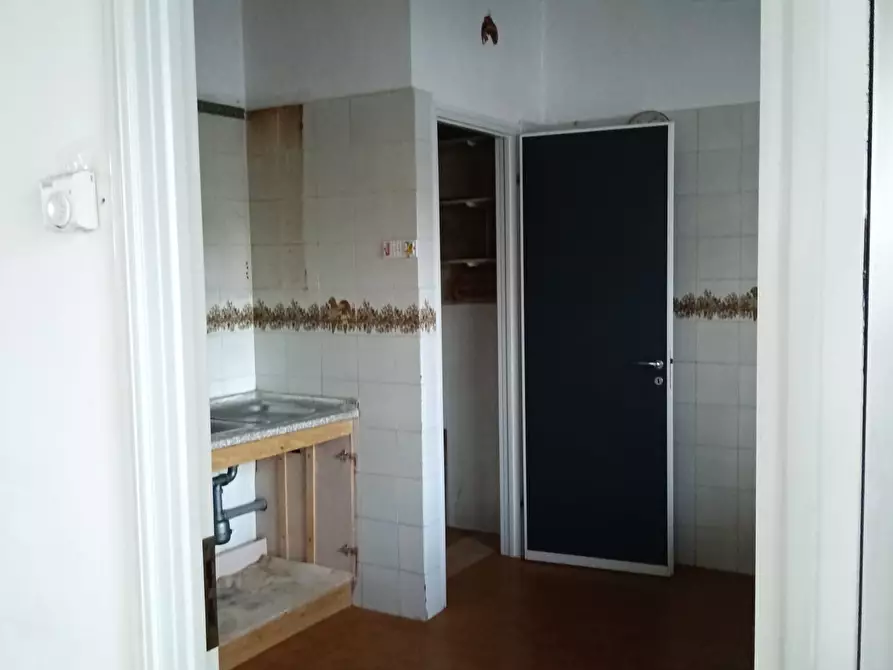 Immagine 9 di Pentalocale in vendita  in Via Marcello Garosi a Massa