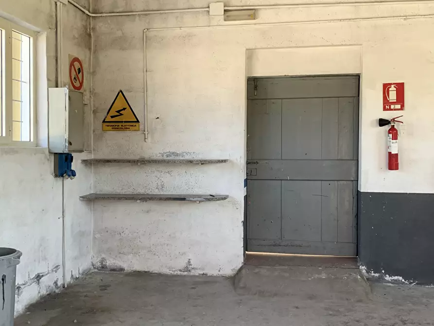Immagine 11 di Attività artigianale in affitto  a Pietrasanta