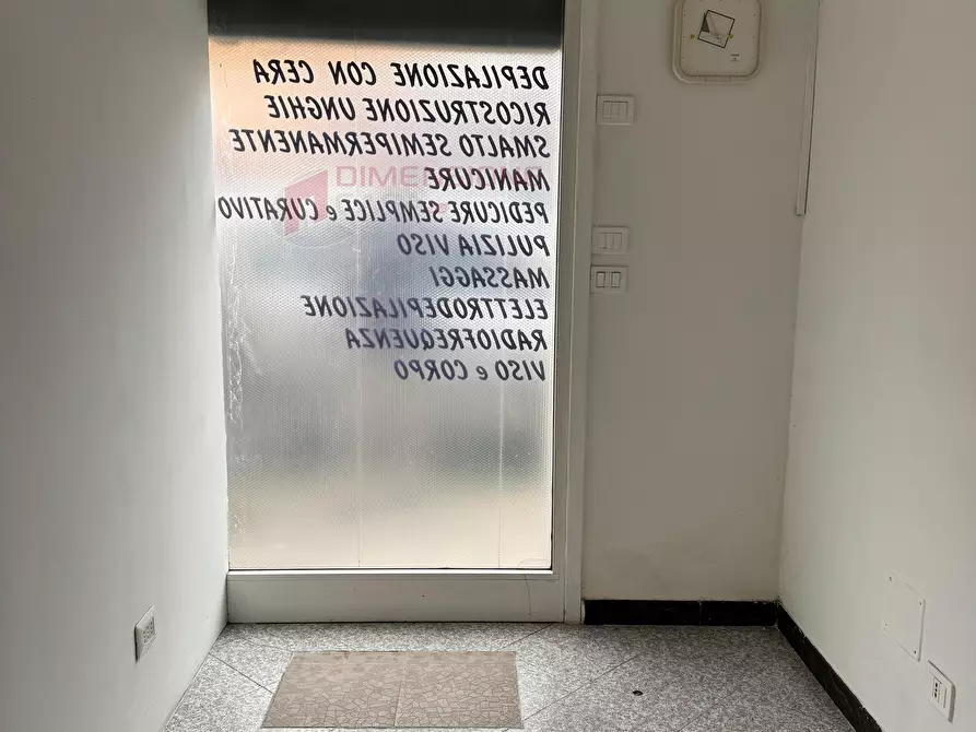 Immagine 2 di Locale commerciale in vendita  in via delle rondini a Roma