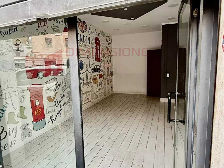 Immagine 5 di Locale commerciale in vendita  in via delle rondini a Roma