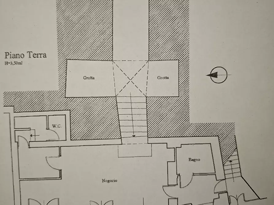 Immagine 40 di Locale commerciale in vendita  in Largo G. Roncacci 9 a Morlupo