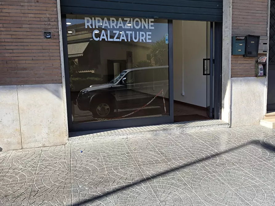 Immagine 10 di Locale commerciale in vendita  in Via Giulio Roncacci 21 a Morlupo