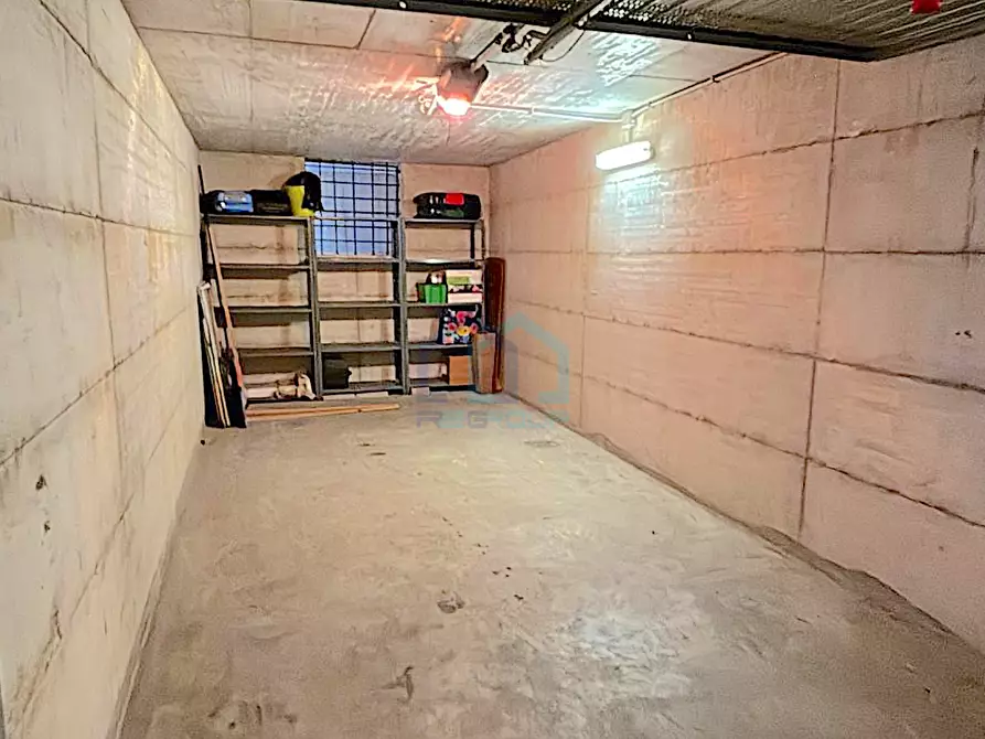 Immagine 1 di Garage in vendita  in Via Rusca 20 a Savona