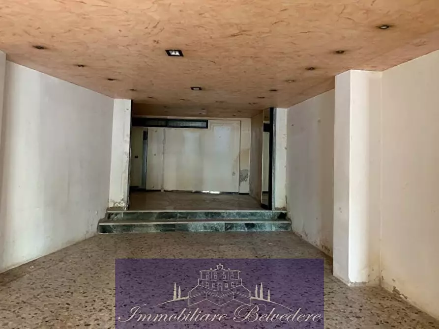 Immagine 2 di Locale commerciale in vendita  in Via Spinello Aretino a Firenze