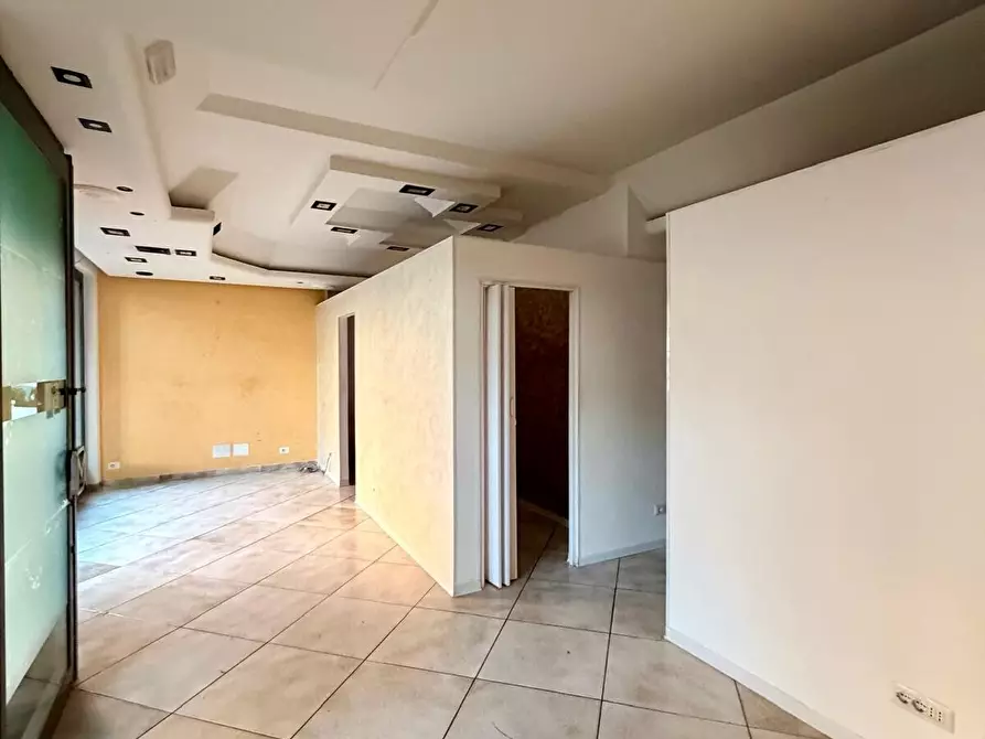 Immagine 2 di Locale commerciale in affitto  in Piazza Palmiro Togliatti a Scandicci