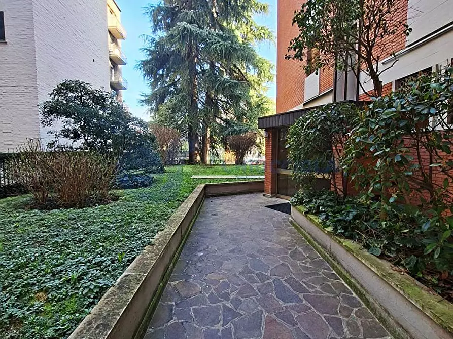 Immagine 2 di Pentalocale in vendita  in VIA CIPRIANI a Bologna