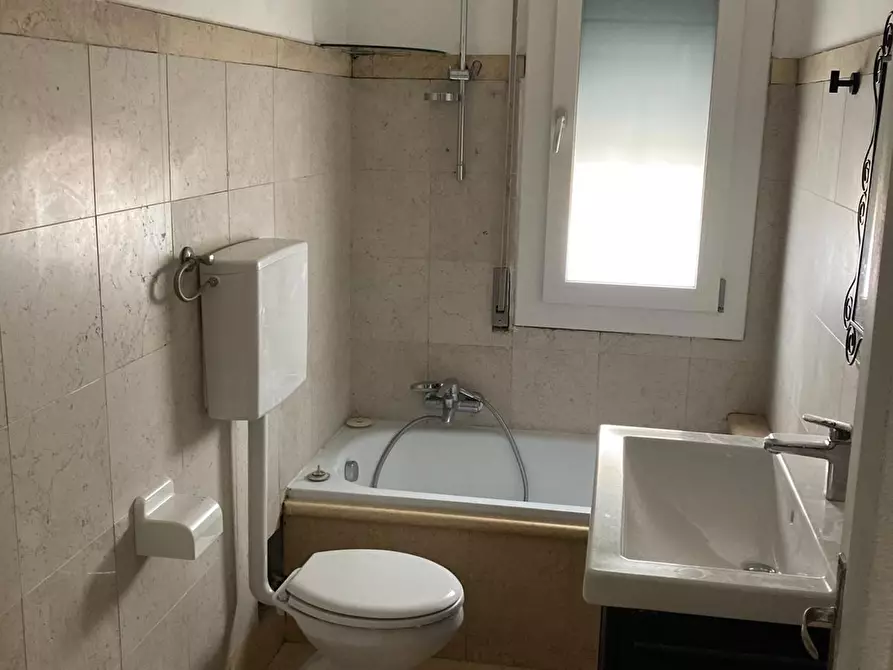 Immagine 21 di Trilocale in affitto  a Bologna