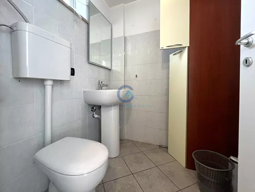 Immagine 10 di Locale commerciale in affitto  in Viale Crotone 237 a Catanzaro