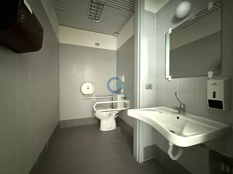 Immagine 9 di Locale commerciale in affitto  in Via Nazario Sauro 9 a Catanzaro