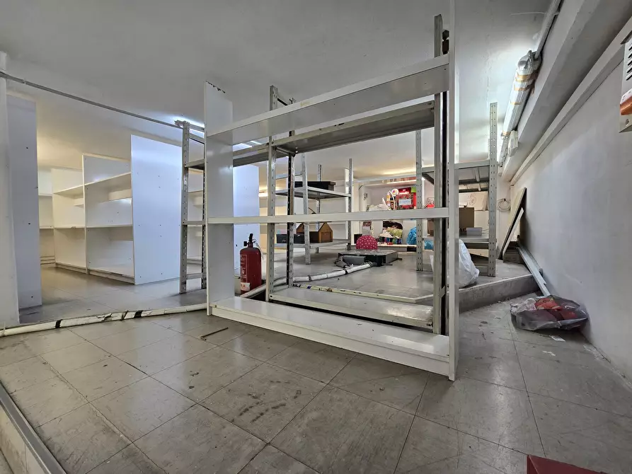 Immagine 13 di Locale commerciale in affitto  in Piazza dei Mirti 16 a Roma