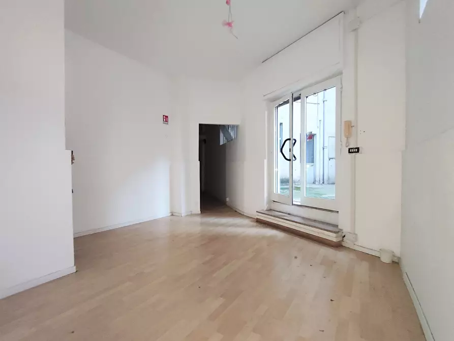 Immagine 1 di Magazzino in vendita  in Via Passo del Furlo 31 a Roma