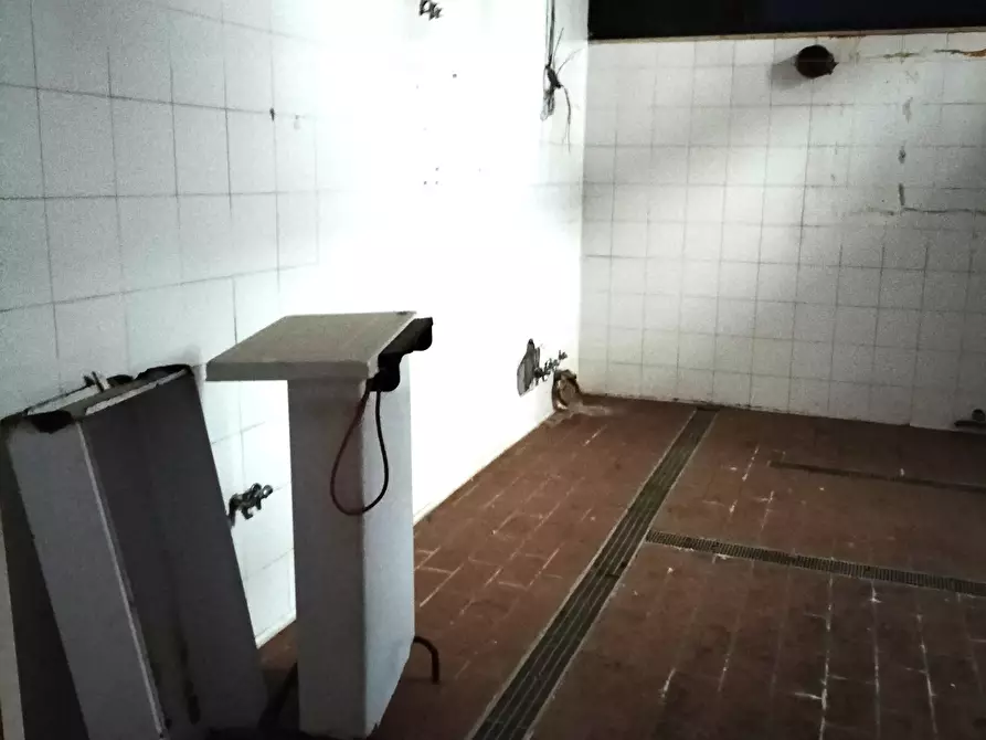 Immagine 18 di Locale commerciale in affitto  in via dei volsci a Roma