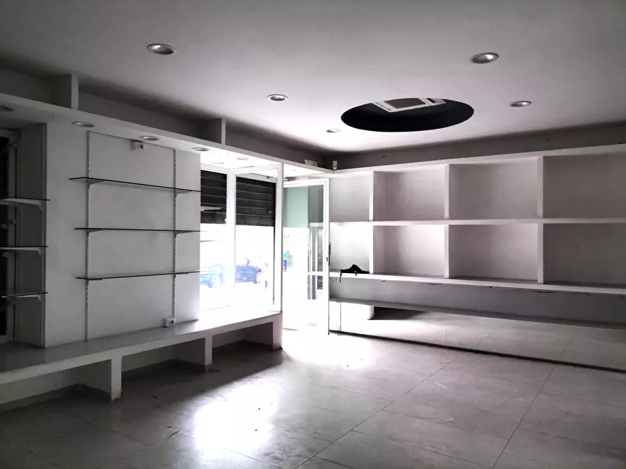 Immagine 2 di Locale commerciale in affitto  in Piazza dei Mirti 16 a Roma