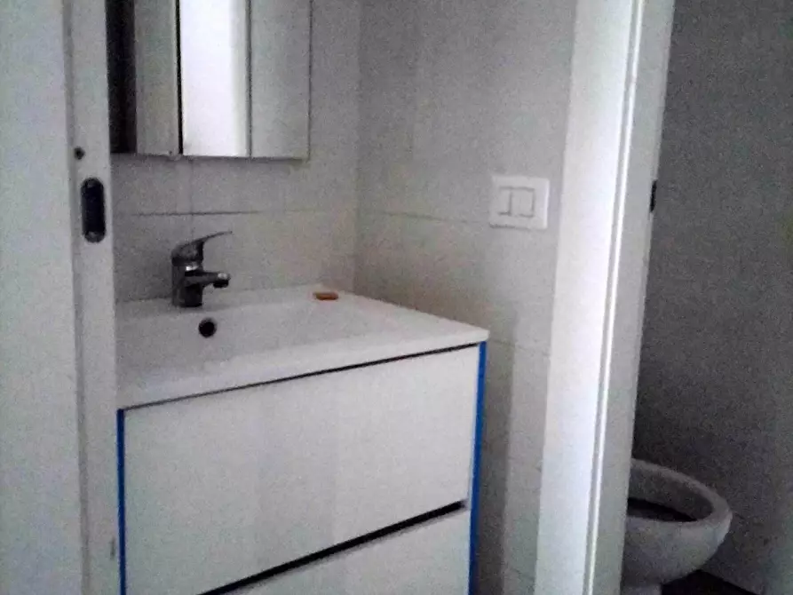 Immagine 8 di Locale commerciale in affitto  in Piazza dei Mirti 16 a Roma