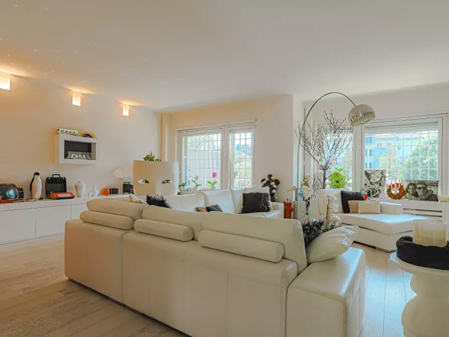 Immagine 6 di Pentalocale in vendita  in Via Misurina a Roma