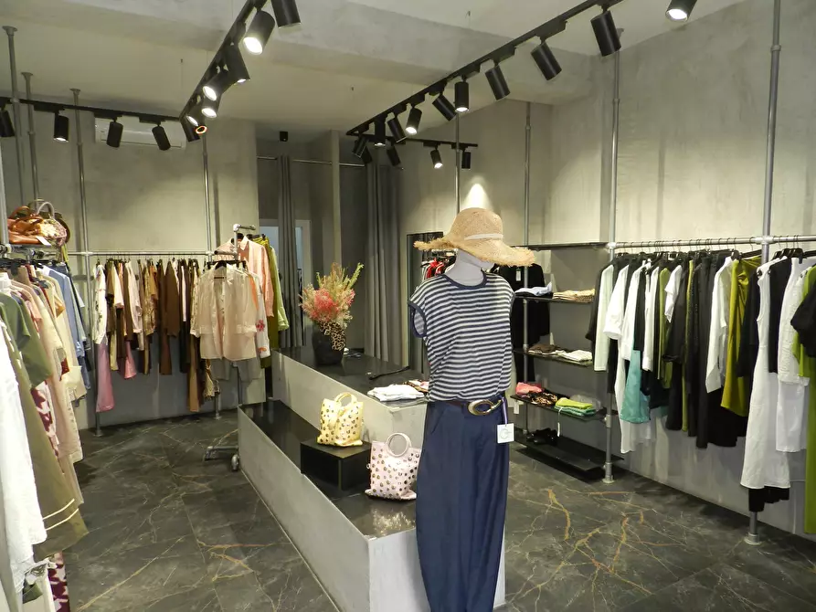 Immagine 5 di Locale commerciale in affitto  in Via Edoardo Jenner a Roma