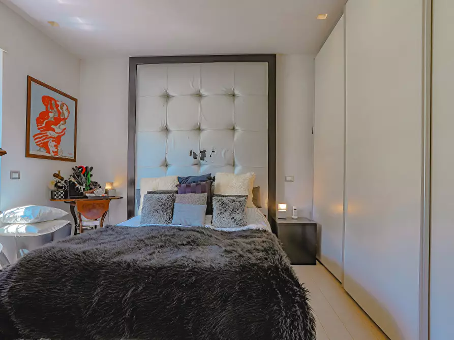 Immagine 29 di Pentalocale in vendita  in Via Misurina a Roma