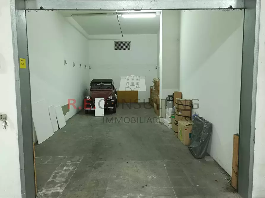 Immagine 3 di Garage in vendita  in Viale della Stazione 10 a Martina Franca