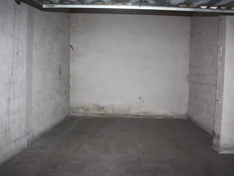 Immagine 1 di Garage in vendita  in Via Necropoli Grotticelle 25 a Siracusa