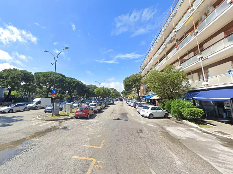 Immagine 1 di Locale commerciale in affitto  a Pescara