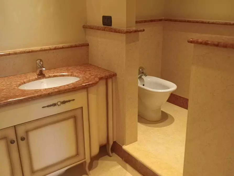 Immagine 36 di Pentalocale in vendita  in Strada Milius - Ronsaglia 14 a Moncalieri