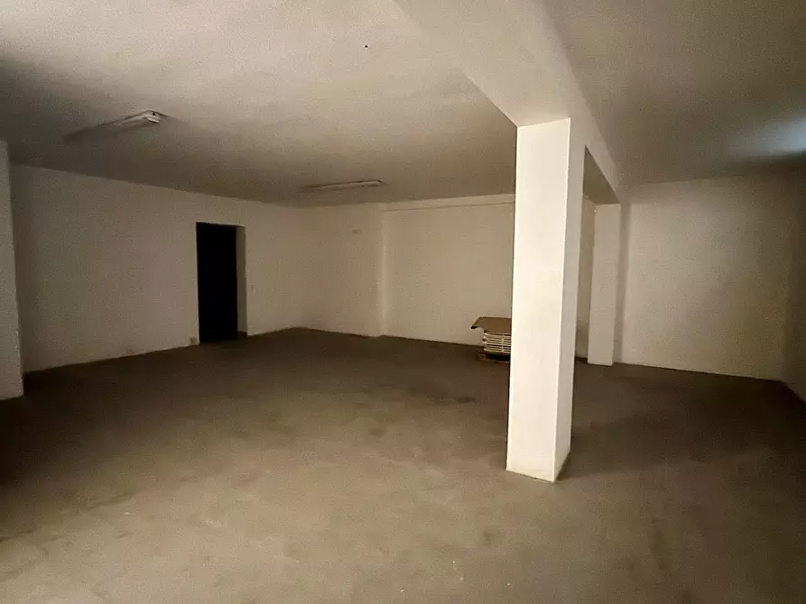 Immagine 11 di Locale commerciale in vendita  in VIA VITTORIO VENETO a Monopoli