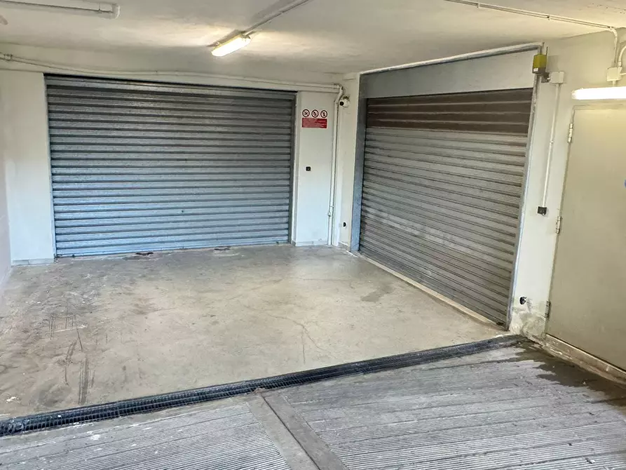 Immagine 5 di Garage in vendita  in via vittorio veneto a Monopoli