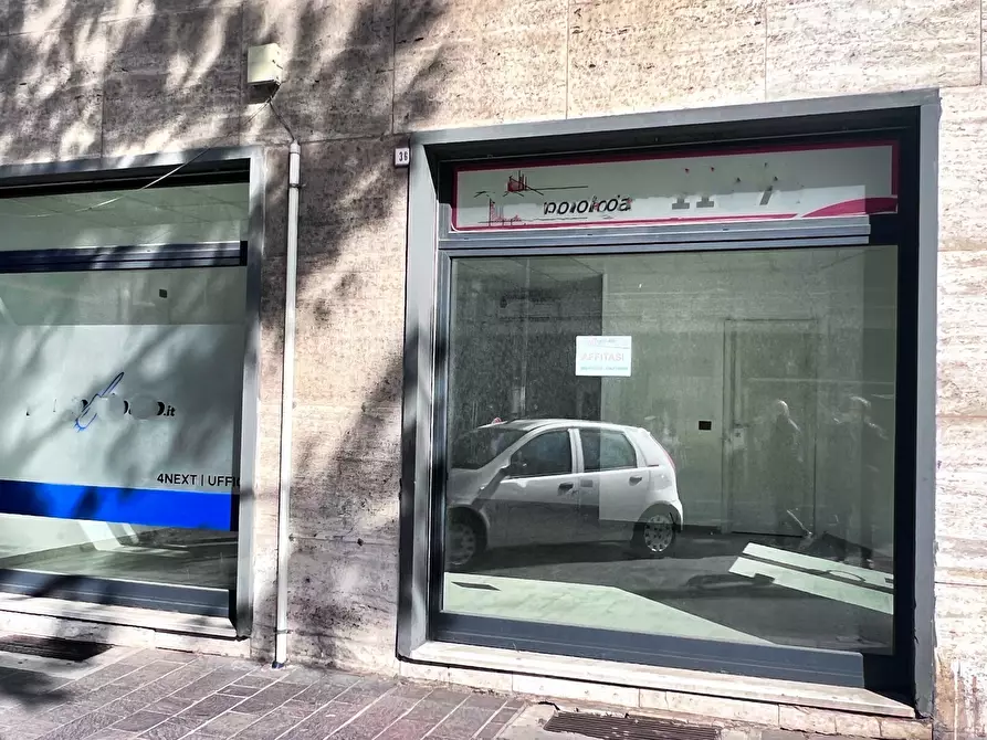 Immagine 12 di Locale commerciale in affitto  in Corso Tardy e Benech 26 R a Savona