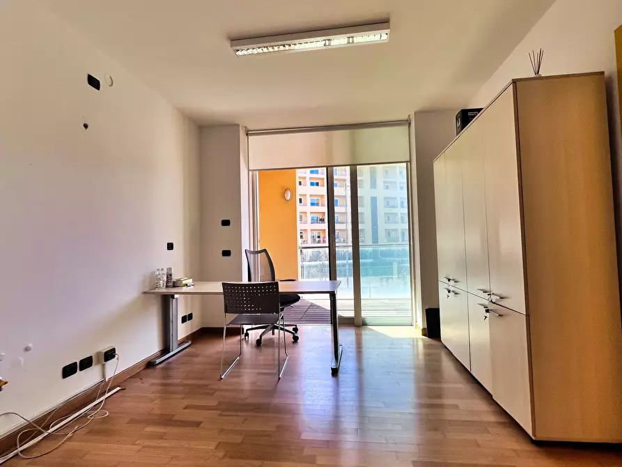 Immagine 10 di Ufficio in affitto  in Piazza Guido Rossa a Savona