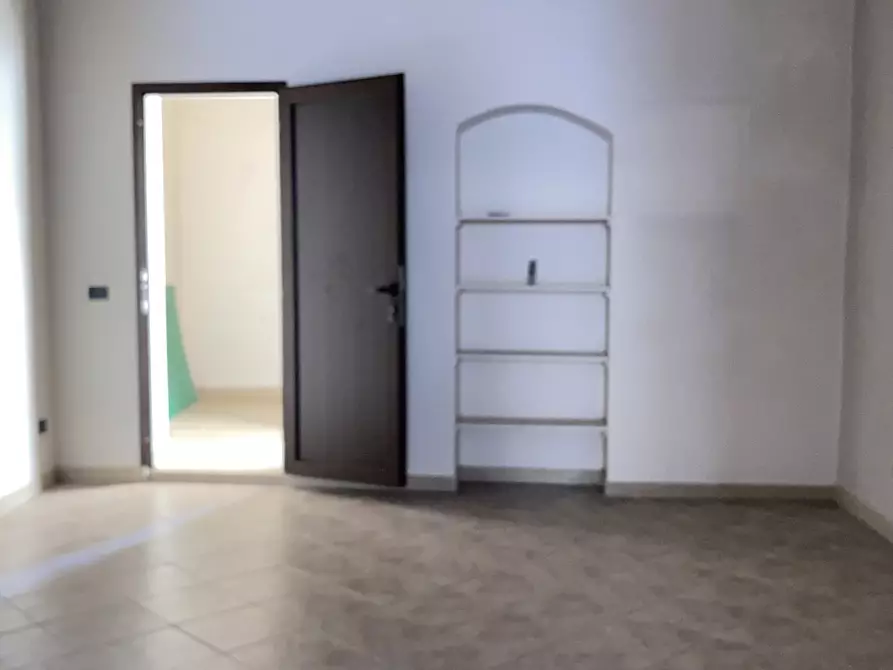 Immagine 11 di Locale commerciale in vendita  a Savona