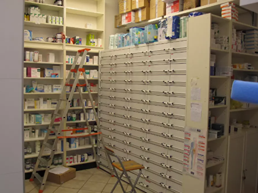 Immagine 4 di Locale commerciale in vendita  in Via Fratelli Canepa 48A a Serra Riccò
