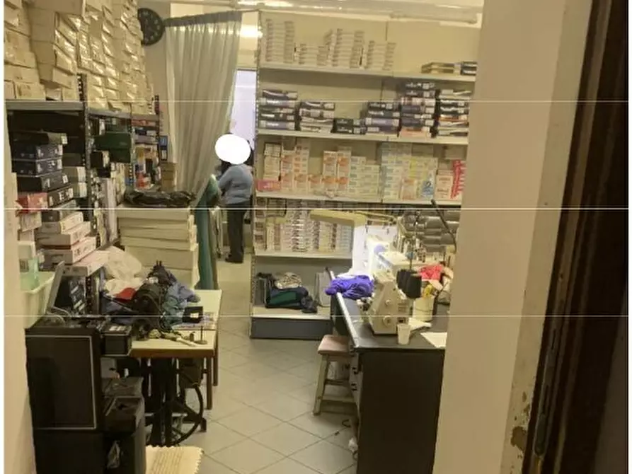 Immagine 6 di Locale commerciale in vendita  in Via Roma 7 a Valenza
