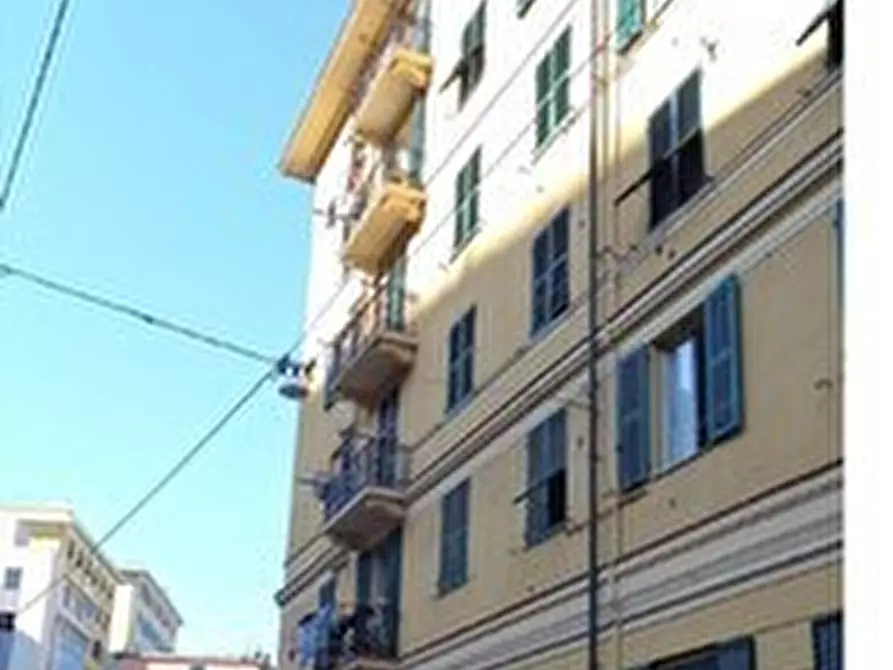 Immagine 1 di Pentalocale in vendita  in Via della Pietra 5 a Genova