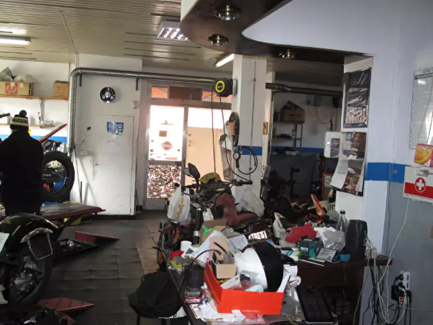 Immagine 7 di Locale commerciale in vendita  in Via Fratelli Canepa 76 a Serra Riccò