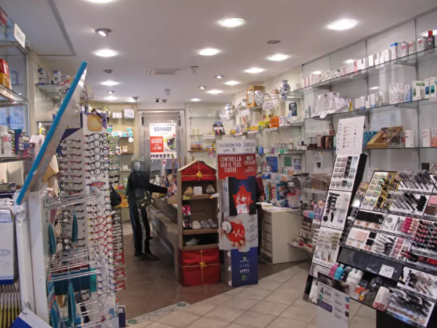 Immagine 3 di Locale commerciale in vendita  in Via Fratelli Canepa 48A a Serra Riccò