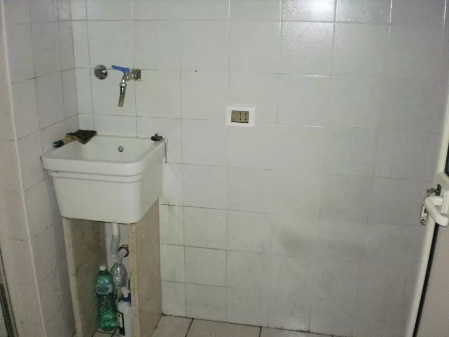 Immagine 4 di Locale commerciale in affitto  a Ragusa