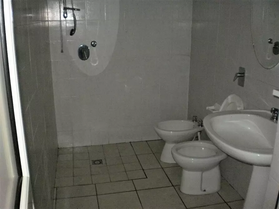 Immagine 3 di Locale commerciale in affitto  a Ragusa