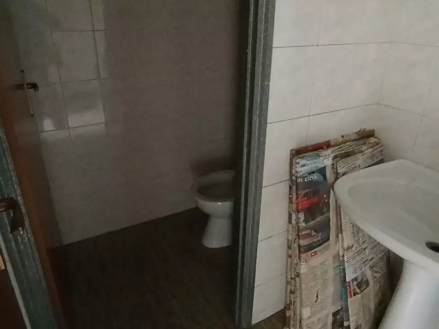 Immagine 9 di Locale commerciale in affitto  a Ragusa