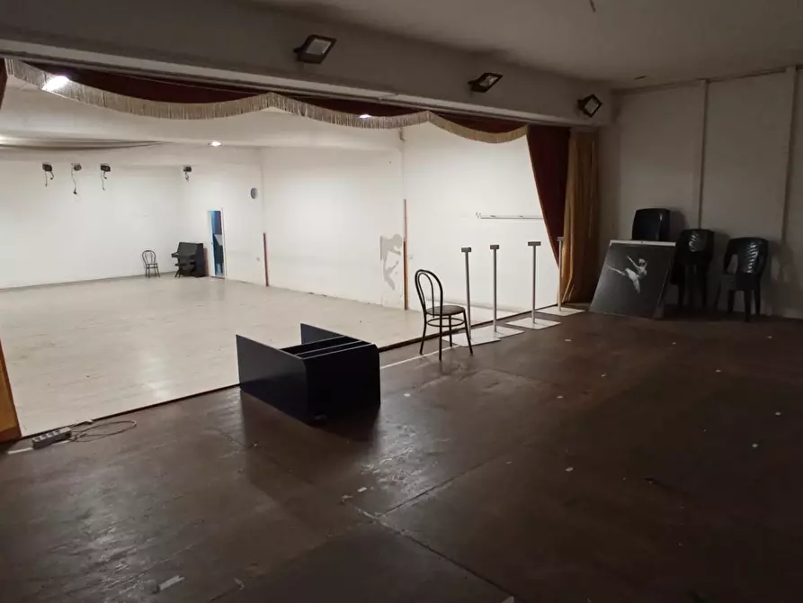 Immagine 7 di Showroom in vendita  a Ragusa